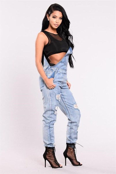 Salopetă de damă modernă din denim cu motive rupte și buzunare