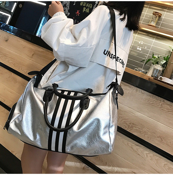 Stílusos kézitáska két színben