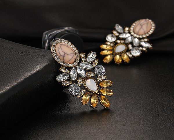 Cercei moderni de dama cu pietre colorate