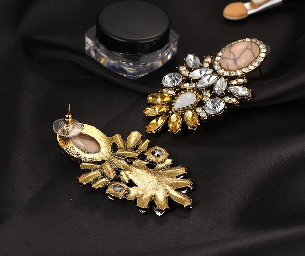 Cercei moderni de dama cu pietre colorate