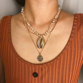 Colier lung de dama modern cu o scoica de culoare aurie