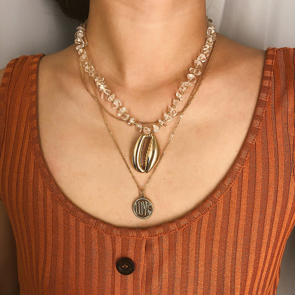 Colier lung de dama modern cu o scoica de culoare aurie