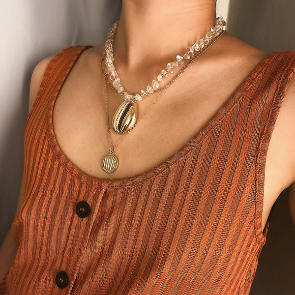 Colier lung de dama modern cu o scoica de culoare aurie