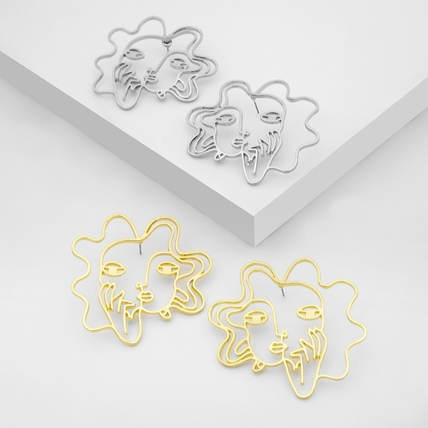 Cercei moderni de dama cu o forma non-standard de culoare auriu si argintiu