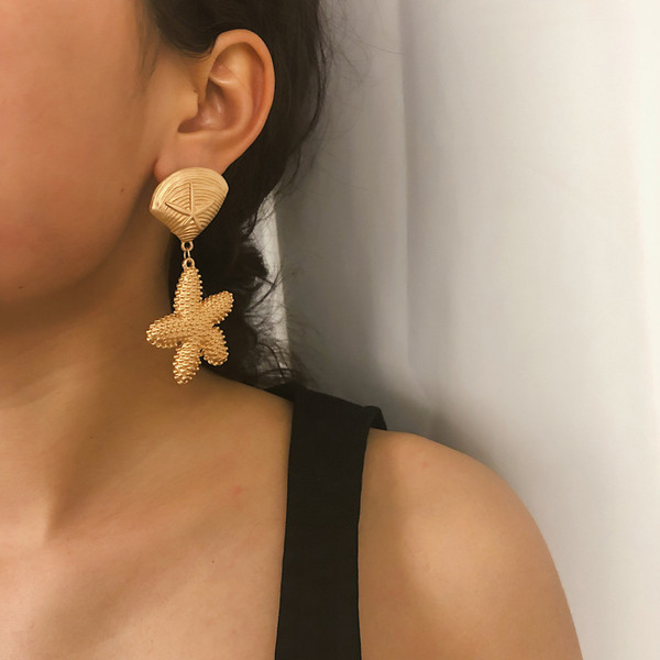 Cercei moderni de dama in forma de stea - culoare aurie