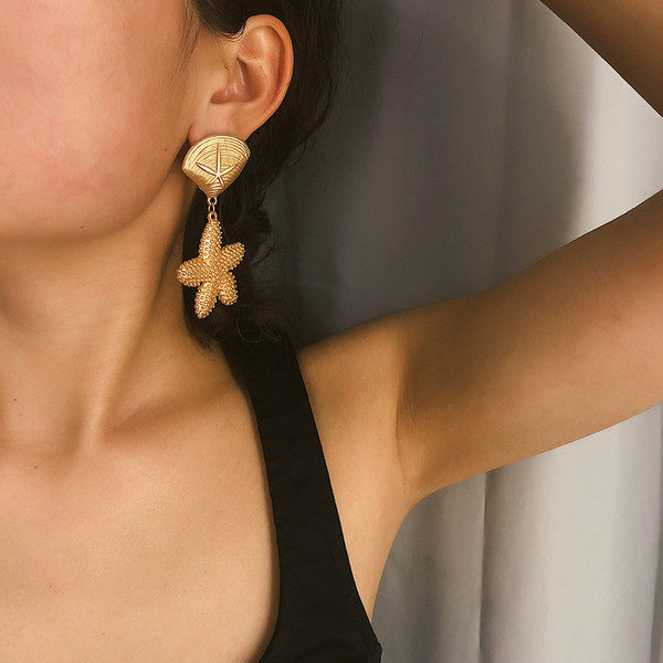 Cercei moderni de dama in forma de stea - culoare aurie