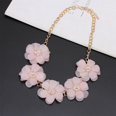 Colier modern de dama cu flori in roz
