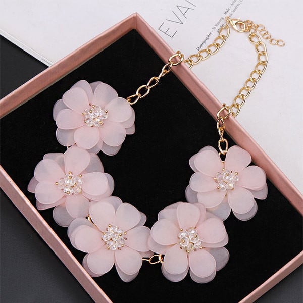 Colier modern de dama cu flori in roz