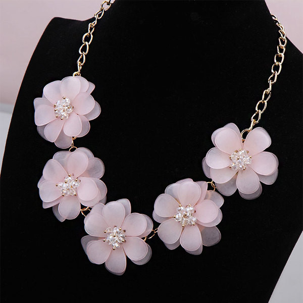 Colier modern de dama cu flori in roz