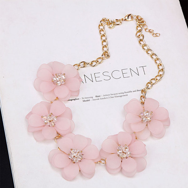 Colier modern de dama cu flori in roz