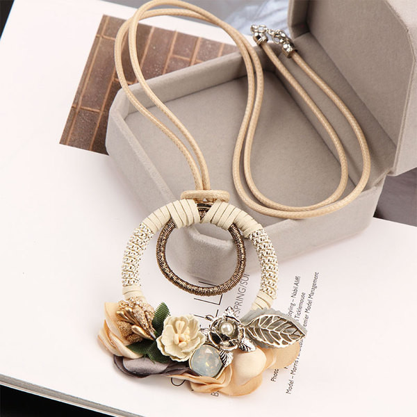 Colier actual de damă cu elemente 3D