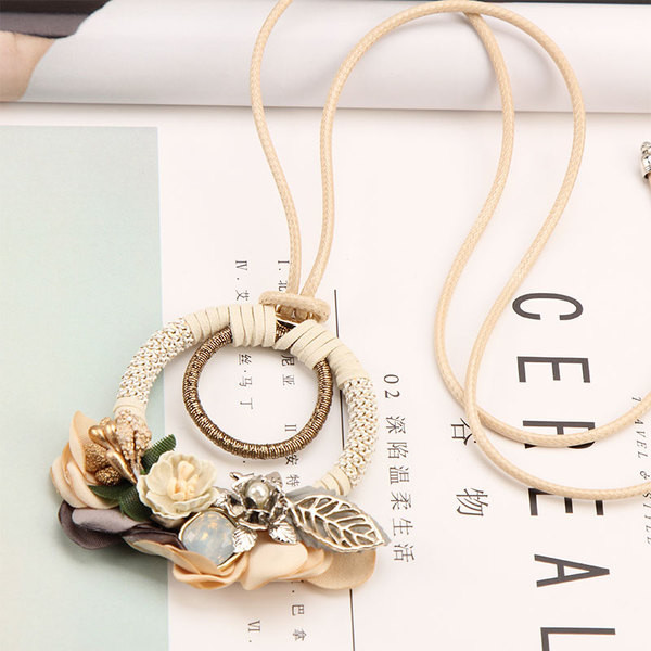 Colier actual de damă cu elemente 3D