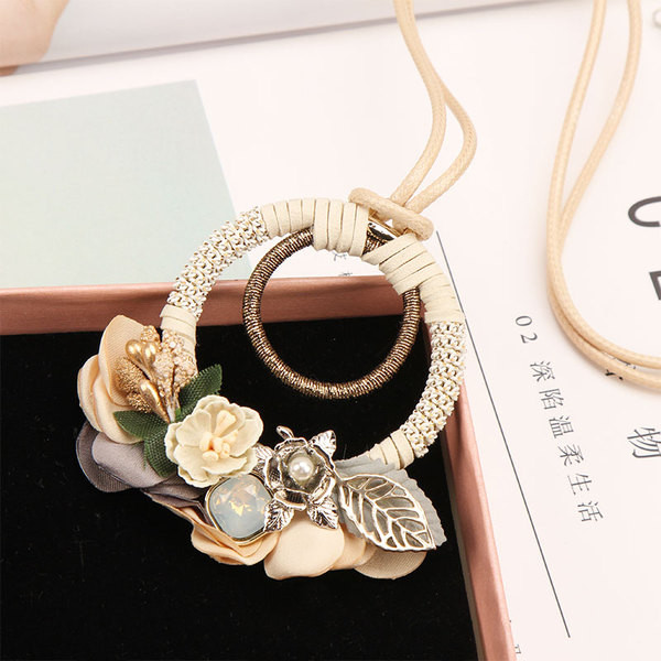 Colier actual de damă cu elemente 3D