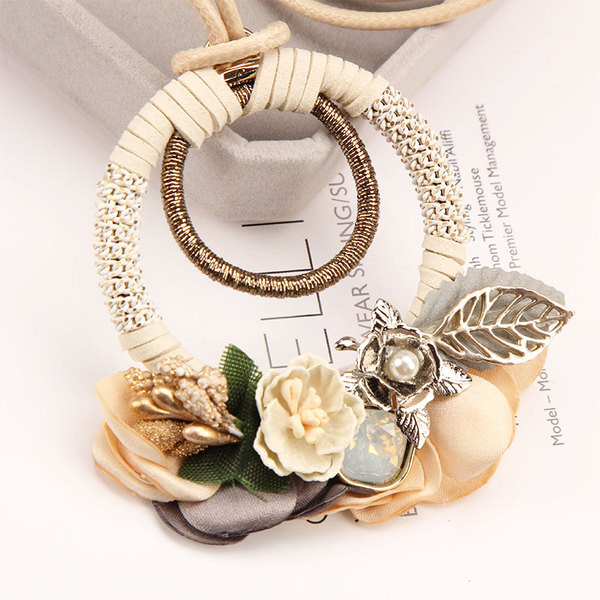 Colier actual de damă cu elemente 3D