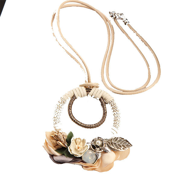 Colier actual de damă cu elemente 3D