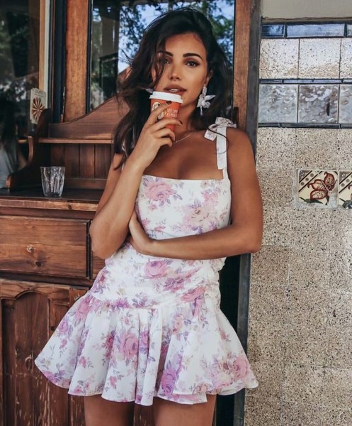 Rochie scurtă de damă modernă în alb cu motive florale