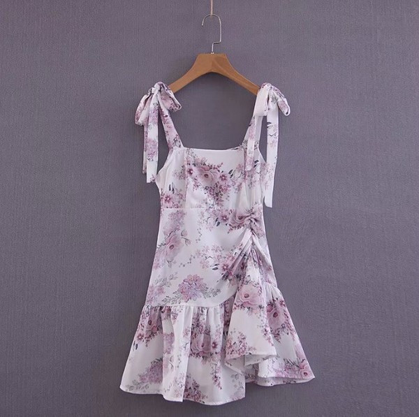 Rochie scurtă de damă modernă în alb cu motive florale