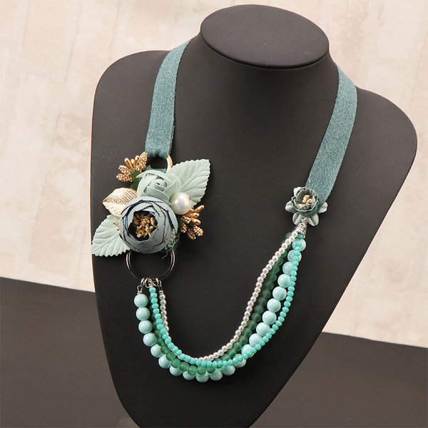 Colier de dama in roz si albastru cu elemente 3D