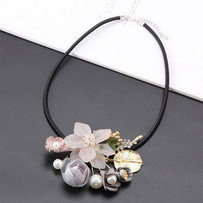 Colier de dama in trei culori cu flori element 3D