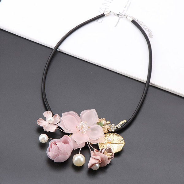 Colier de dama in trei culori cu flori element 3D