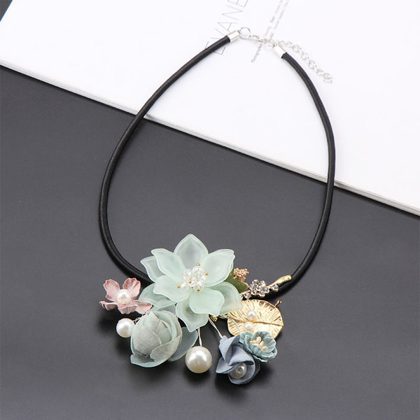 Colier de dama in trei culori cu flori element 3D