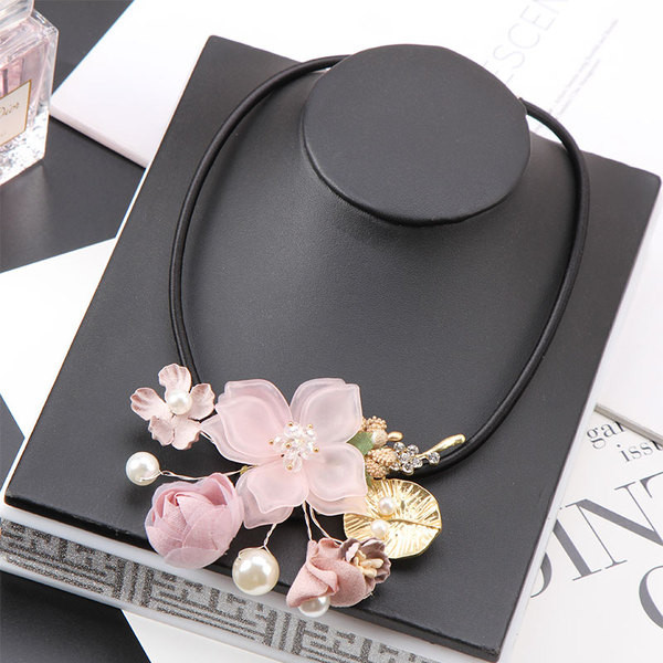 Colier de dama in trei culori cu flori element 3D