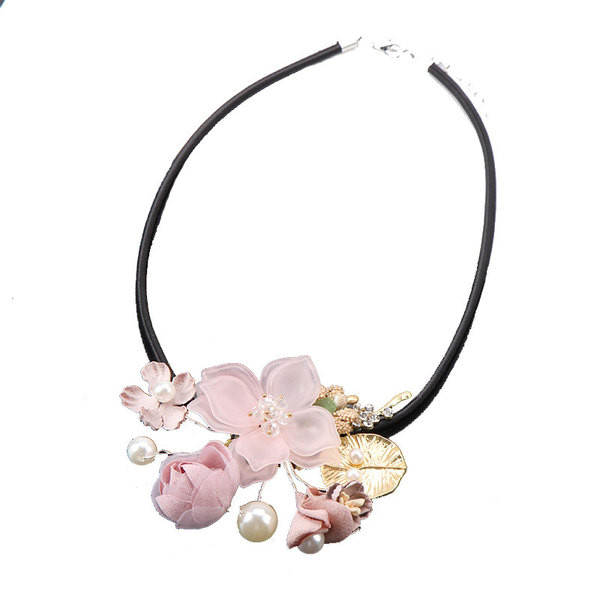 Colier de dama in trei culori cu flori element 3D