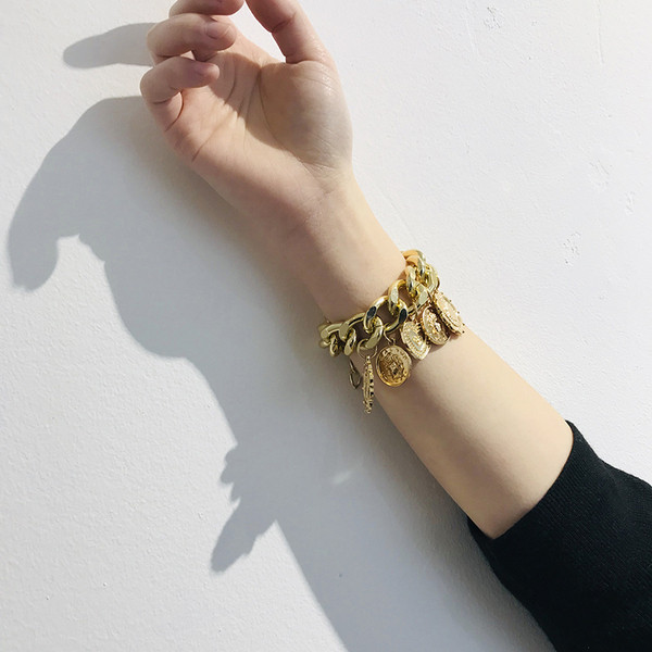 Bratara de dama actuala cu pandantive in doua culori