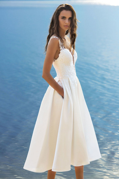Κομψό γυναικείο φόρεμα με δαντέλα σε άσπρο χρώμα