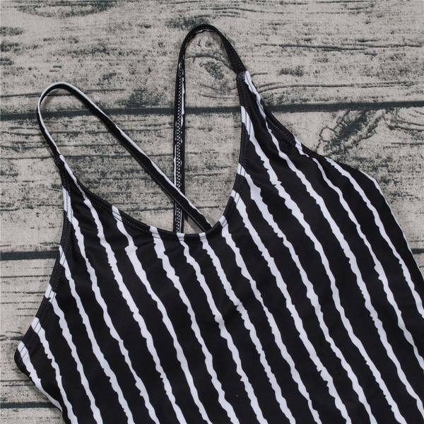 Ολόσωμο γυναικείο μαγιό σε μαύρο και άσπρο χρώμα