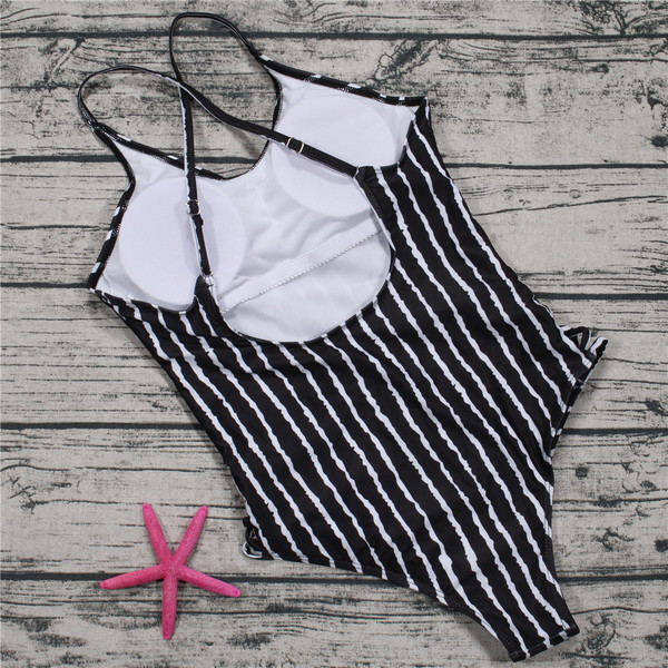 Ολόσωμο γυναικείο μαγιό σε μαύρο και άσπρο χρώμα