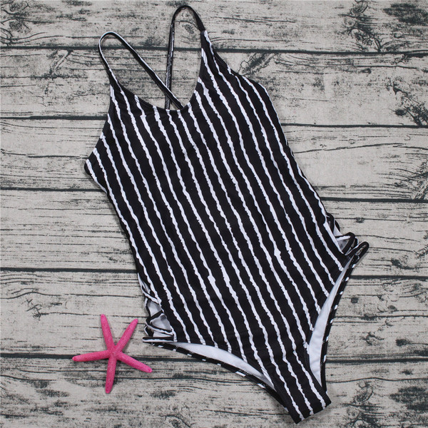 Ολόσωμο γυναικείο μαγιό σε μαύρο και άσπρο χρώμα