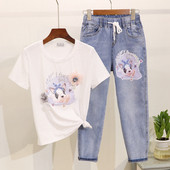 Set modern pentru femei care include un tricou și blugi cu aplicație