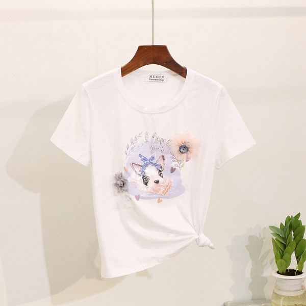 Set modern pentru femei care include un tricou și blugi cu aplicație