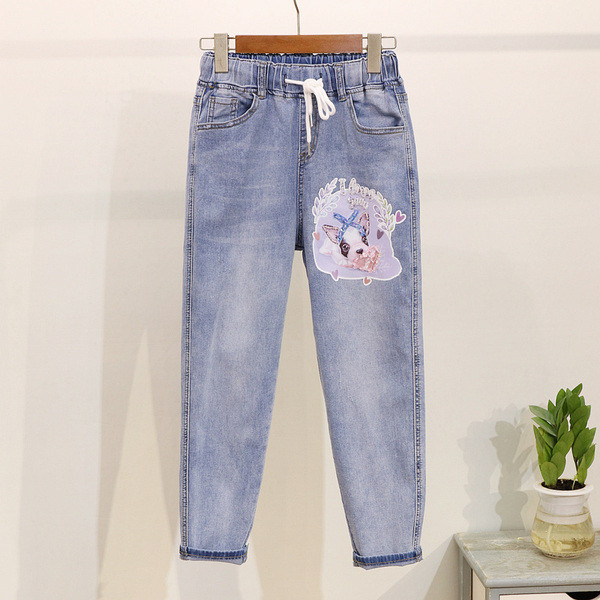 Set modern pentru femei care include un tricou și blugi cu aplicație