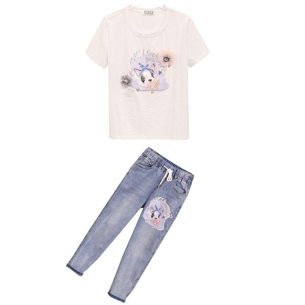 Set modern pentru femei care include un tricou și blugi cu aplicație