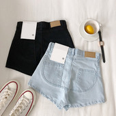 Pantaloni scurți de damă din denim cu buzunare în negru și albastru