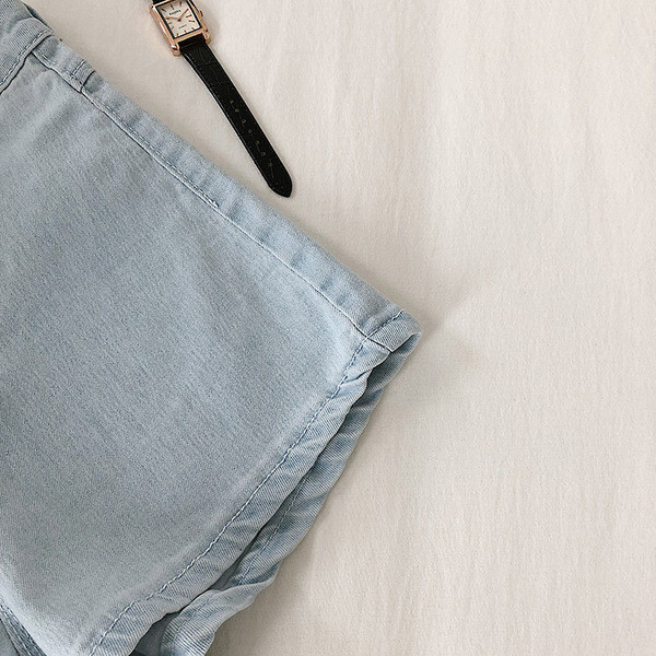 Pantaloni scurți de damă din denim cu buzunare în negru și albastru