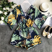 Salopetă de damă elegantă, cu model floral și decolteu în V