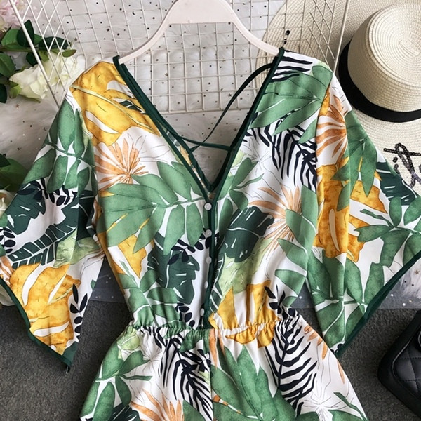 Salopetă de damă elegantă, cu model floral și decolteu în V