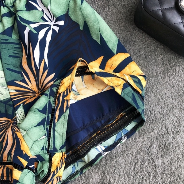 Salopetă de damă elegantă, cu model floral și decolteu în V