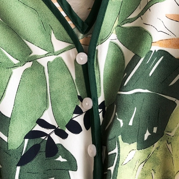 Salopetă de damă elegantă, cu model floral și decolteu în V