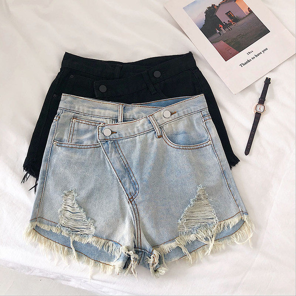 Pantaloni scurți de damă cu motive rupte în două culori