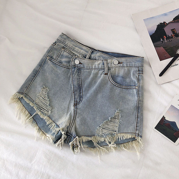 Pantaloni scurți de damă cu motive rupte în două culori