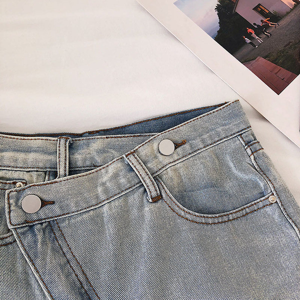 Pantaloni scurți de damă cu motive rupte în două culori