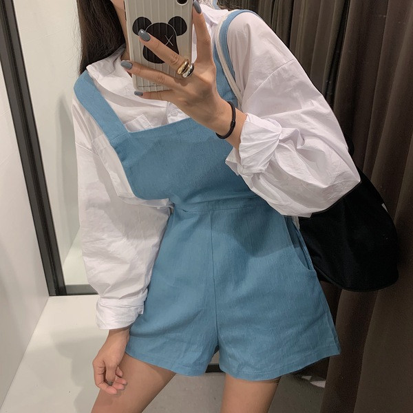 Salopetă de damă modernă, scurtă, larg, de culoare albastră