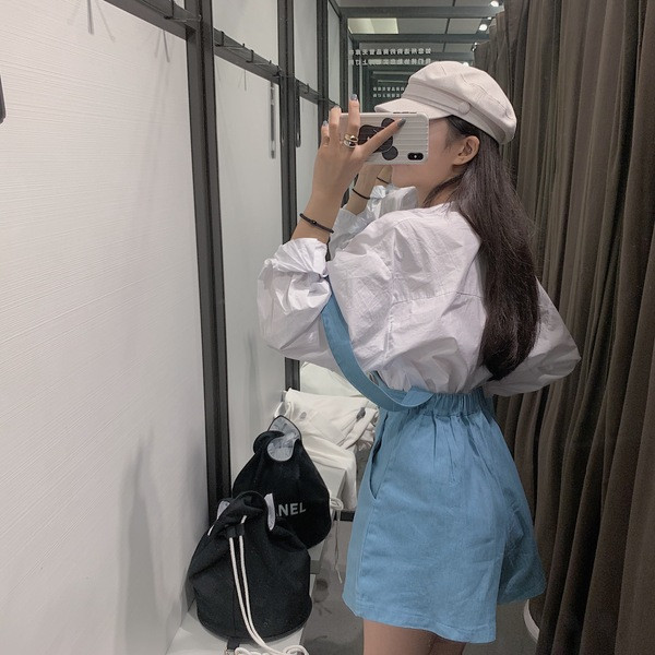 Salopetă de damă modernă, scurtă, larg, de culoare albastră