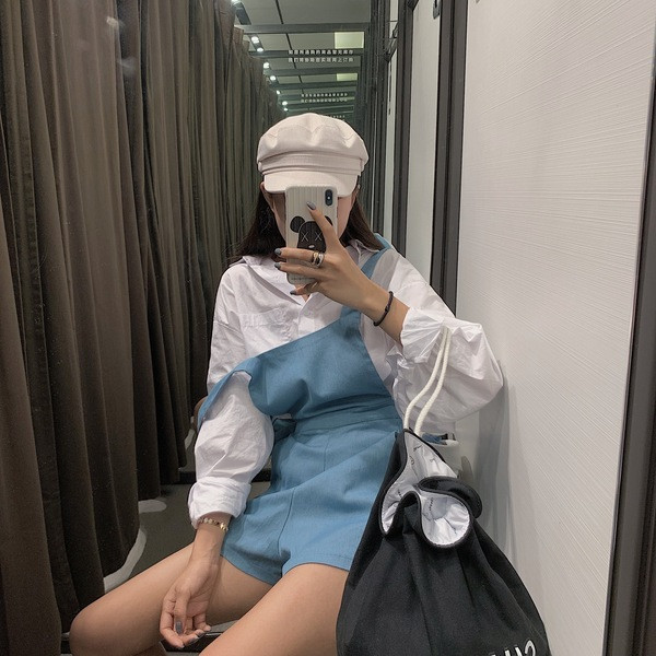 Salopetă de damă modernă, scurtă, larg, de culoare albastră