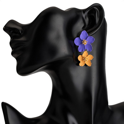Modern női fülbevaló virágokkal, többféle színben