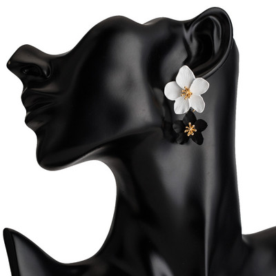 Modern női fülbevaló virágokkal, többféle színben